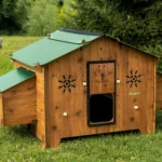 Poulailler Cucciolotta Chalet 4 XL – 10 à 15 poules, en HPL, 4 perchoirs, toit ouvrant, porte anti-prédateur