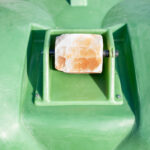 Râtelier plastique 4 places pour chevaux – mangeoire extérieure résistante aux UV et intempéries – Image 2